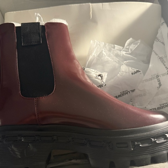 New KARL LAGERFELD PARIS
Women's Londyn Chelsea Almond Toe Booties size 8.5 - Picture 7 of 7